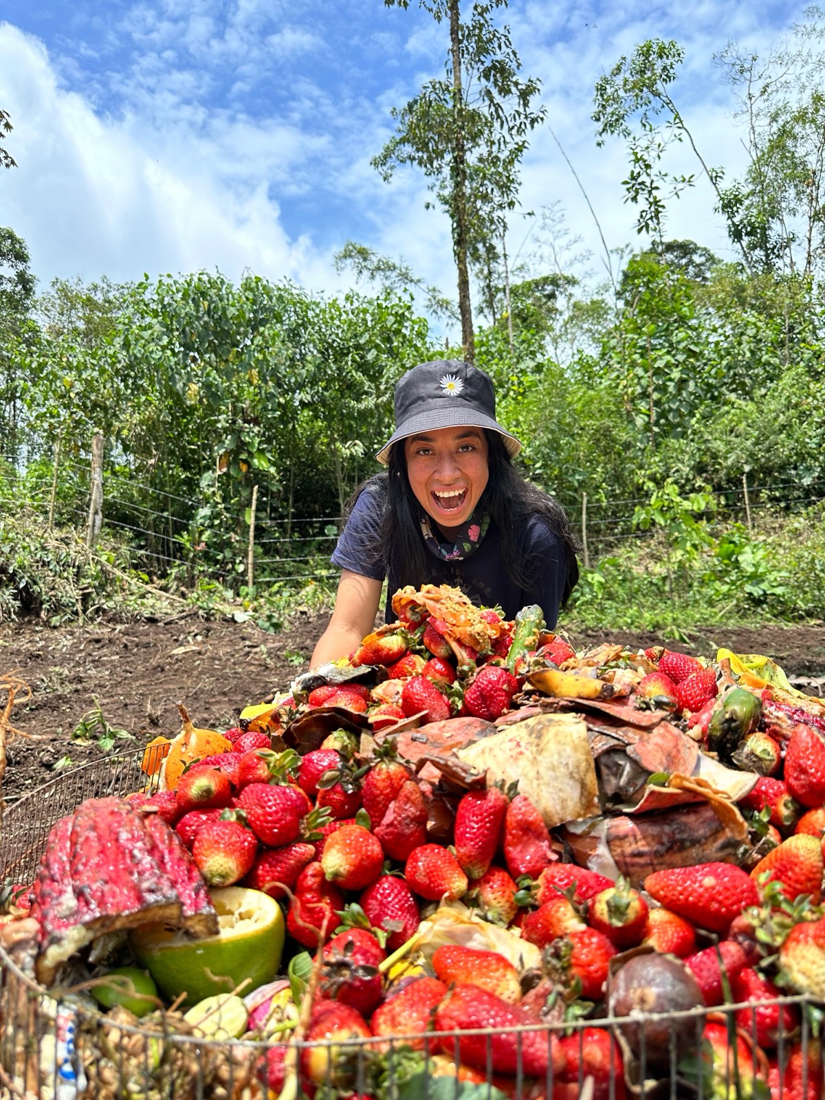 Recolectora de Agrovivas junto a residuos orgánicos en el campo