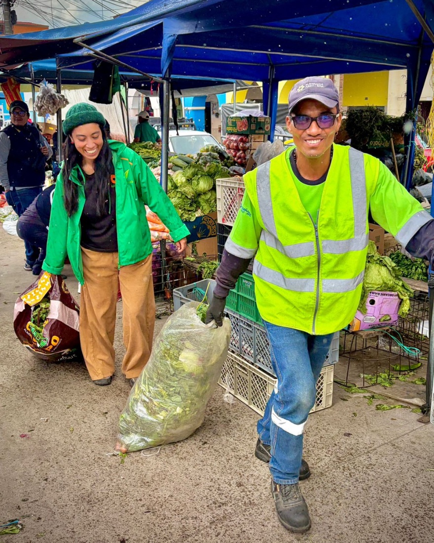 Equipo de Agrovivas recolectando residuos en un mercado de Quito